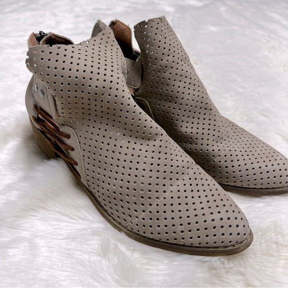 Mi.im taupe vegan ankle booties‎ - Picture 1 of 5